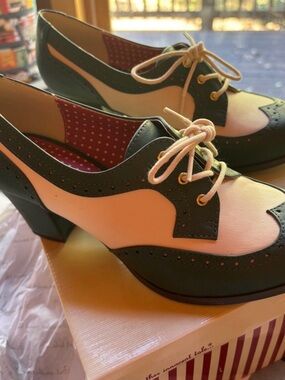 Two-Tone Lace-Up Chunky Heel Wingtip Oxfords in Cream and Dark Green